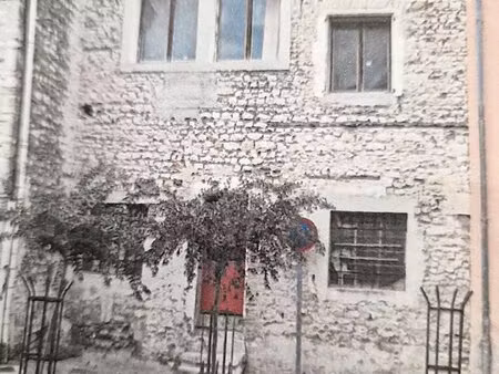 immeuble a renover pour 6 appartements et un comemrce