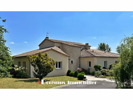 élégante maison familiale avec piscine et parc arboré sect
