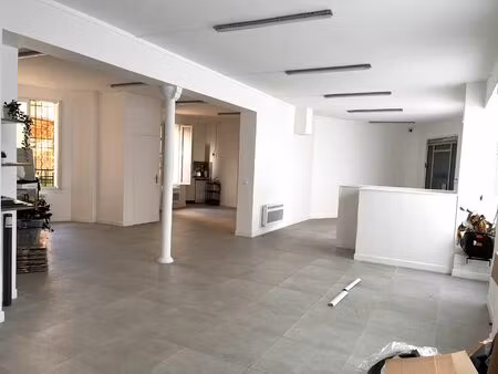 très beau local d'angle refait à neuf