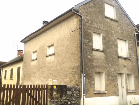maison (en pierres) avec une cour privative et une grange (e