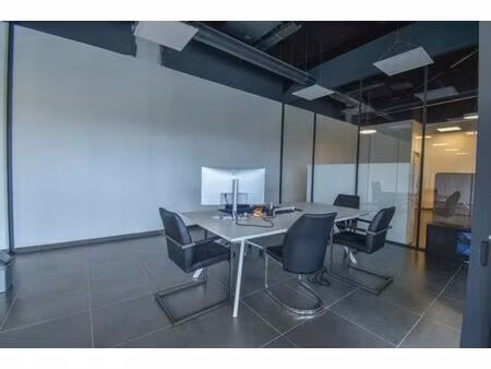 spacieuse surface de bureaux située dans le zoning de perwez