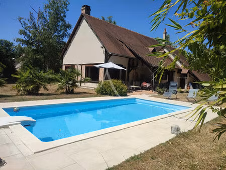 dans un domaine de standing ! belle maison de type solognote avec piscine