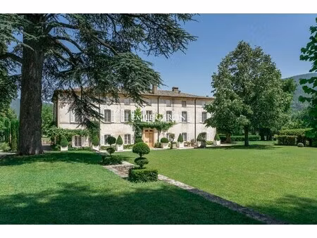 maison de luxe à vendre à cliousclat