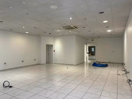 location commerce 86 m² à tours (37100)