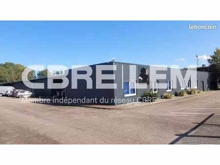 local d'activité 1 067 m²