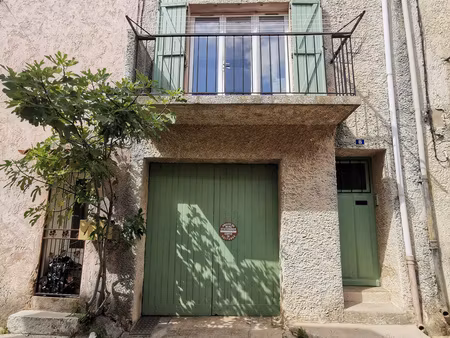 maison de village garage et balcon