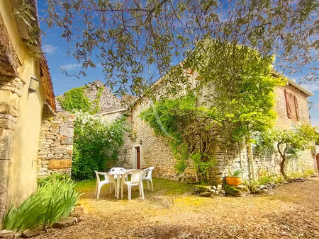 maison en pierre 122m² + grange aménageable  à 5 min des commerces