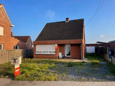 compleet te renoveren vrijstaande woning met ruime garage...