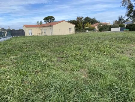 terrain constructible 706 m²