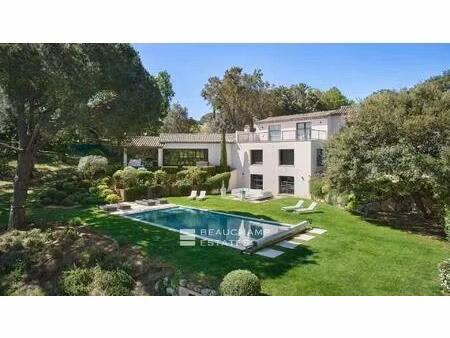 propriété familiale avec jardin et piscine dans un domaine fermé