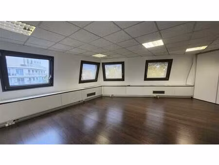 a louer bureaux en bon état à la frontière entre courbevoie et la garenne colombes