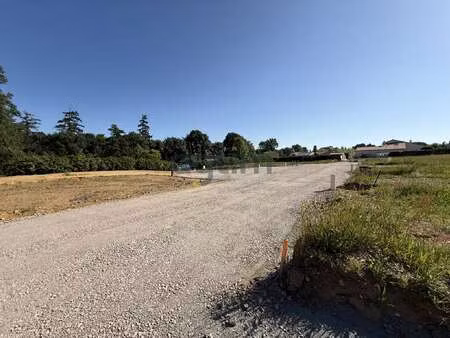 vente terrain à montaigu (85600) : à vendre / montaigu