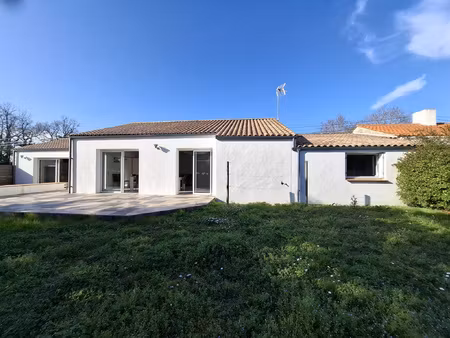 longère entièrement rénovée et son studio indépendant.