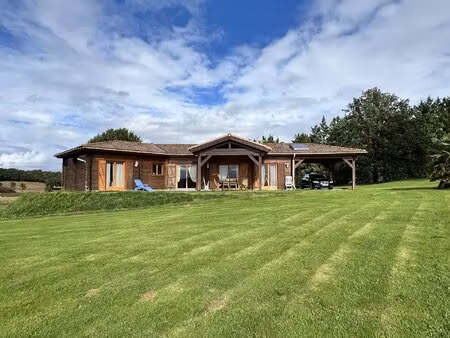 maison en bois de plain-pied d'environ 104m2 habitable avec garage sur un terrain de plus 