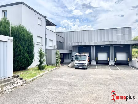 entrepôt avec quais de déchargement d'environ 850 m2