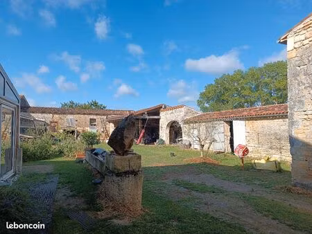 corps de ferme 13em siècle 600m2 dont 80 rénové