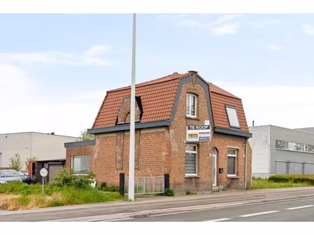 commercieel gelegen terrein met woning