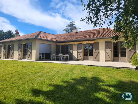 maison de plain-pied avec jardin.