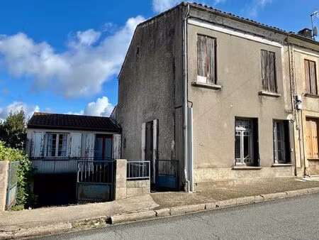 maison de village à restaurer avec grande pièce de vie  4 chambres  garage et jardin avec 