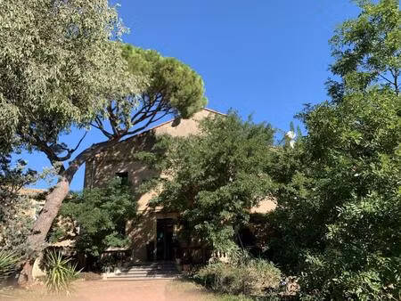 batisse xix de charme occupée sur l'ouest de la métropole de montpellier avec un joli parc