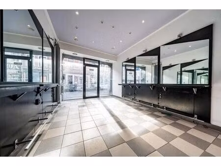 commerce d'environ 110 m²