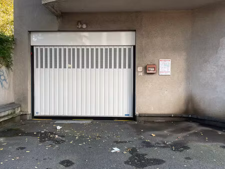 location parking / box  le kremlin