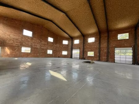 location local d'activités saint sauveur 640 m²