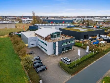 kantoor van 1238m² samen met magazijn van 398 m² in aartsela