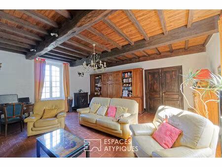 propriété de charme entre bois et prairies verdoyantes