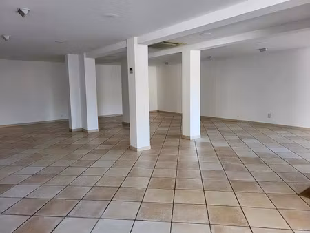 location local commercial 1 pièces 89m2 salon-de-provence 13300 - 1500 € - surface privée