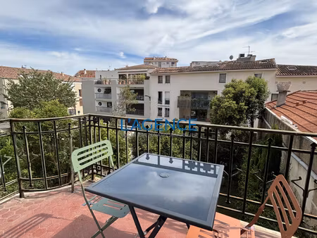 appartement t5 de 130 m2 entièrement rénové en plein coeur d