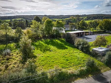 terrain à bâtir dans une rue calme