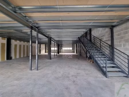 location commerce 444 m² à méry (73420)