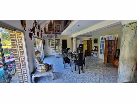 pavillon individuel en retrait du chemin du halage