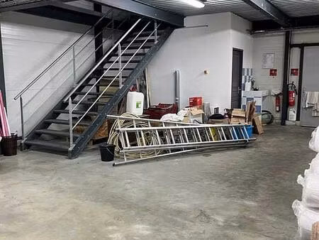 location local d'activités saujon 780 m²