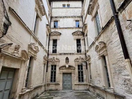 appartement t3 dans hôtel particulier du xviième siècle à aramon