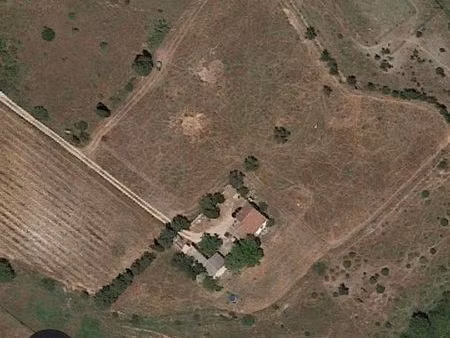 rare petit pied à terre dans la garrigue pour l'été