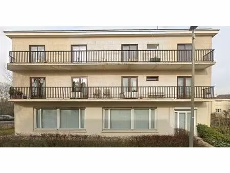 belle surface a vendre de plain -pied dans un immeuble en pierre agrafée  en excellent éta