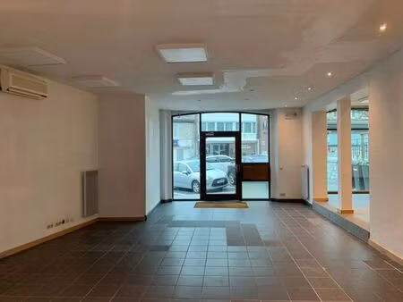 surface commerciale de100m² sis en plein centre de beauraing