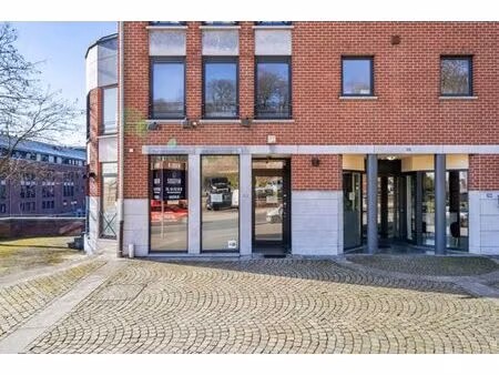 rez commercial avec belle visibilité et accessibilité