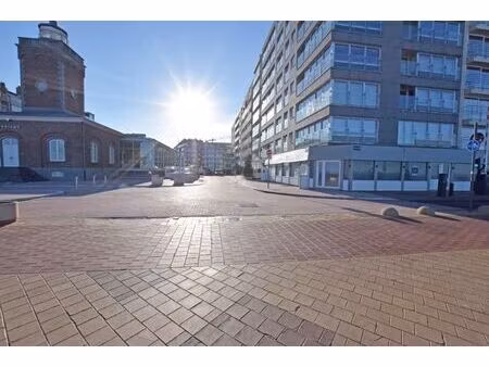 bien horeca très bien situé au coin de la digue et la place