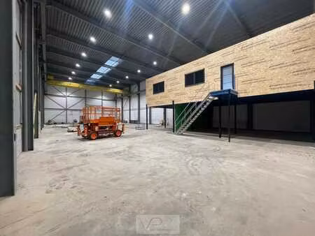 entrepôt avec grand espace de stockage extérieur et burea...