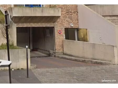 parking à louer ivry port