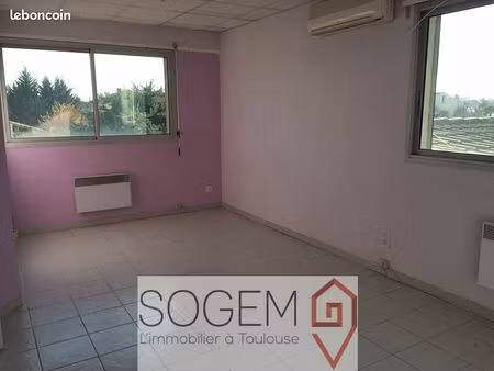 local 64 m²