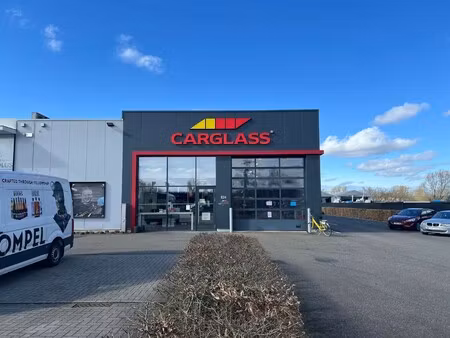 commerciële ruimte 1.000m² met parking langs rijksweg in maasmechelen.