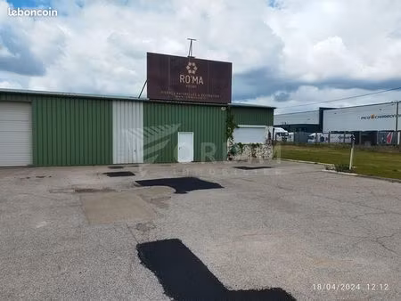 local 436 m² moneteau