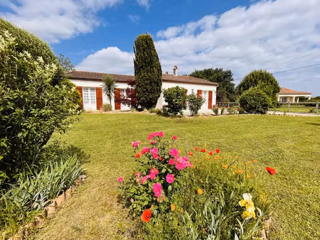 proche duras  charmante maison de plain-pied avec beau jardin  garage