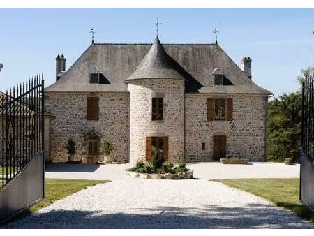 château historique avec chalet et installations équestres