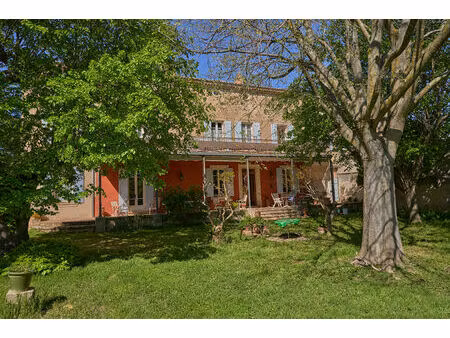 maison de maître de 250m² sur 2 252m² de jardin avec piscine et 100m² de dépendances - chu