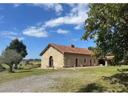 propriété de campagne en position dominante sur 14 hectares avec piscine et fermette en...